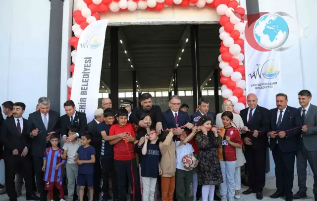 Van Büyükşehir Belediyesi Kalecik TOKİ Semt Pazarını Hizmete Açtı