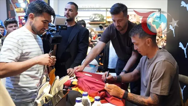 Muslera Hayranları Puma Mağazasında İmza Gününde Bekledi