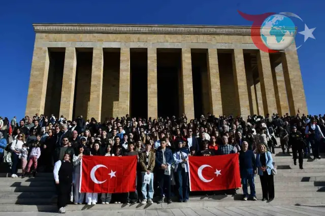 Anıtkabir’e Duygusal Ziyaret: Balıkesirli Gençlerden Ata’ya Saygı Duruşu