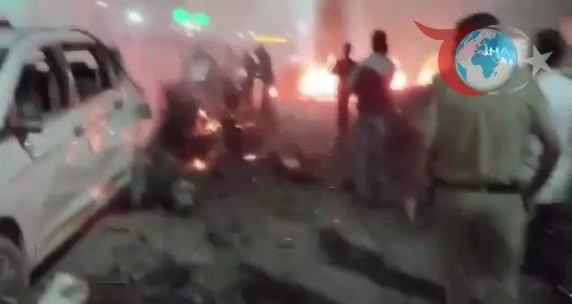 Yeni Delhi'de Kızıl Kale Yakınlarında Şok Edici Patlama