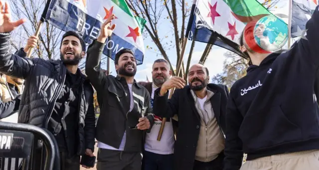 Suriyelilerden Beyaz Saray Önünde Ahmed eş-Şara'ya Sevgi Gösterisi