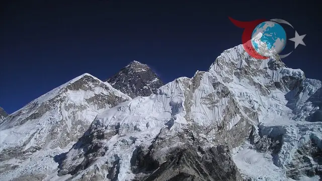 Everest Dağı'nda Dağcılar Zirveye Ulaştı