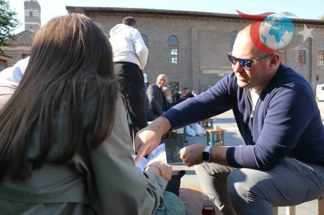 Diyarbakır'ın Güzelliklerini 90 Model Arabalarıyla Keşfe Çıkan Aile