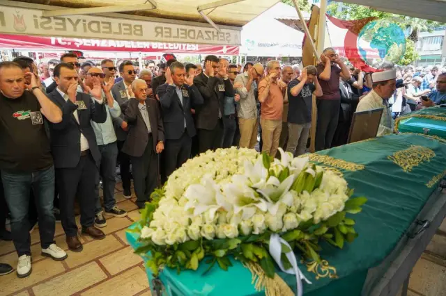 CHP Genel Başkanı Özgür Özel, Manisa'da Genç Bir Gencin Cenaze Törenine Katıldı