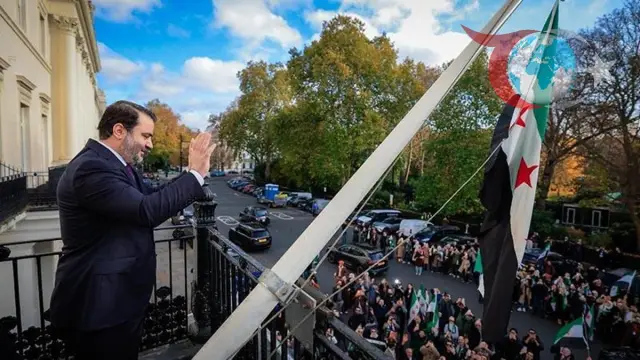 Londra'da Suriye Bayrağı Yeniden Dalgalanıyor