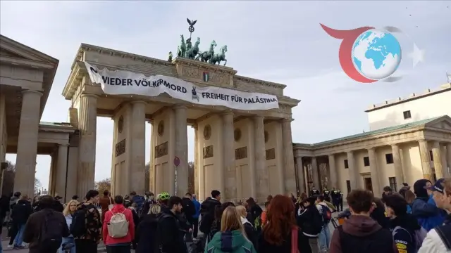 Berlin'de Brandeburg Kapısı Üzerinde Filistin İçin Ses Getiren Protesto
