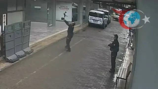 Polis Memuru Kedinin Hayatını Kurtardı: Şapkasıyla Yavaşlattı