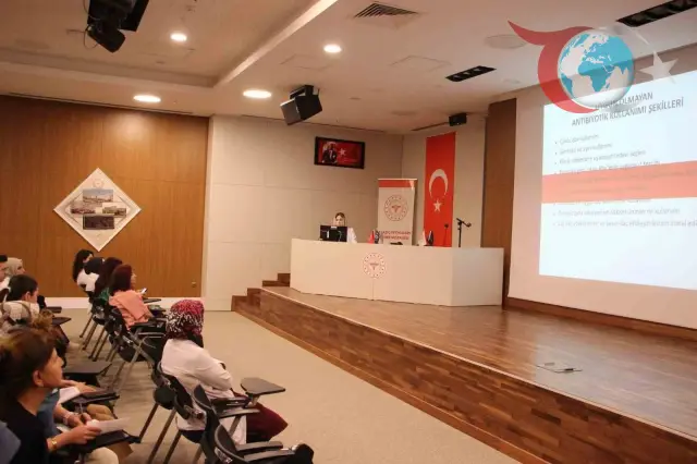 Elazığ'da Antimikrobiyal Farkındalık Haftasında Sağlık Çalışanlarına Özel Eğitim