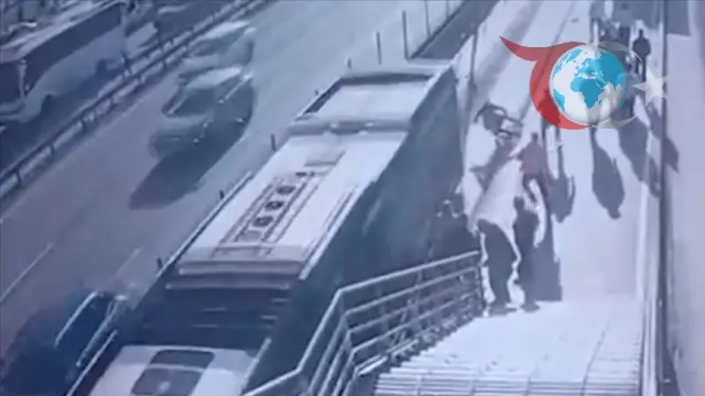 İstanbul'da Üzücü Metrobüs Kazası: Tekerlekli Sandalye Kullanan Yolcu Hayatını Kaybetti