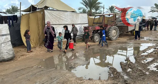 Gazze'de Yağmur Altında Hayatta Kalma Mücadelesi