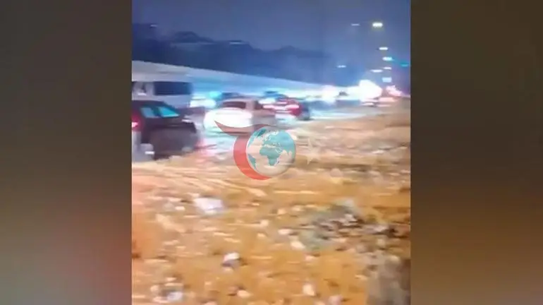 İstanbul Kartal'da sağanak yağış: TEM bağlantı yolu çamurla kapandı