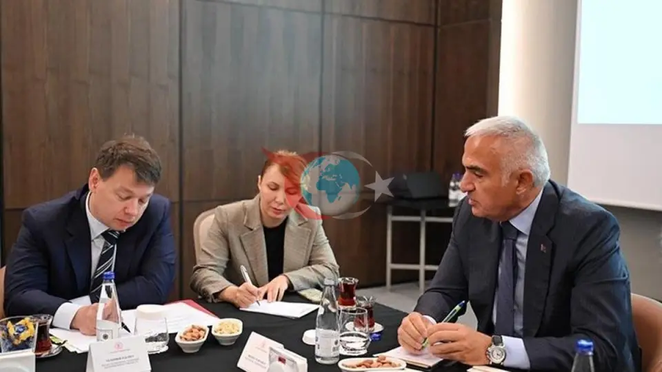 Bakan Ersoy Rus heyetle Antalya'da hava ulaşımını görüştü
