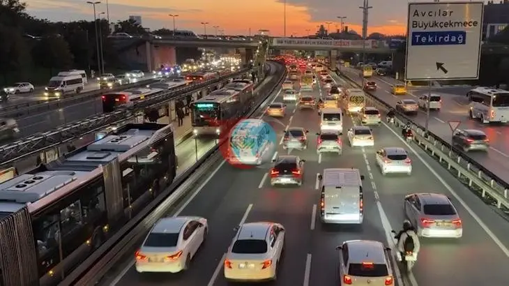İstanbul genelinde akşam saatlerinde trafik yoğunluğu yüzde 76 seviyesine ulaştı