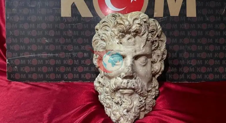 İzmir Konak'ta Roma dönemine ait 2 bin yıllık Zeus heykel başı ele geçirildi
