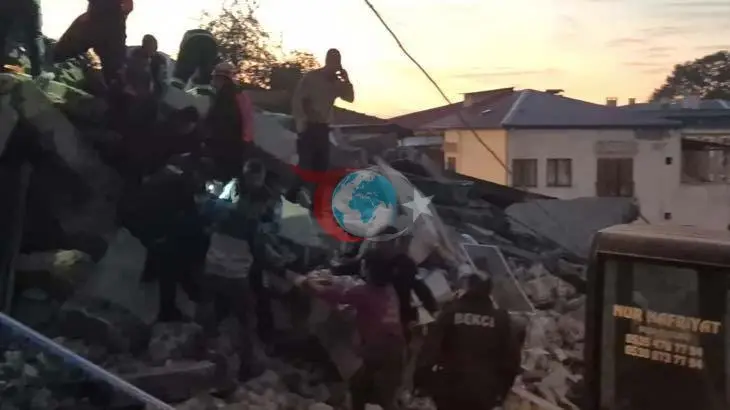 Zonguldak Meşrutiyet Mahallesi'nde 3 katlı bina çöktü: Kurtarma çalışmaları sürüyor