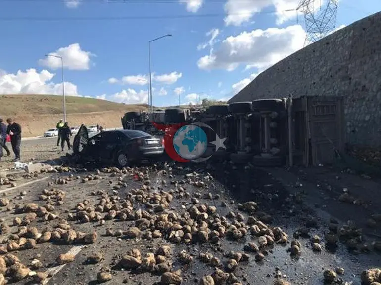 Ağrı Hamur-Tutak Kavşağı'nda TIR ile otomobil çarpıştı: 4 kişi hayatını kaybetti