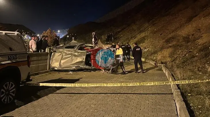 Erzurum Oltu'da şarampole devrilen hafif ticari araçtaki 2 kişi hayatını kaybetti