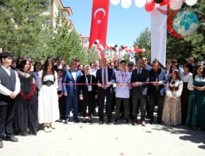 Ağrı Merkez Hayrettin Atmaca Anadolu Lisesi TÜBİTAK 4006 Bilim Fuarı Açıldı