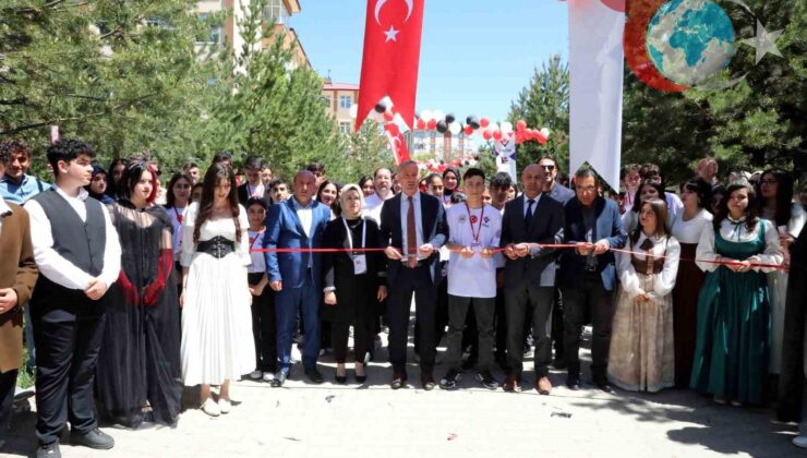 Ağrı Merkez Hayrettin Atmaca Anadolu Lisesi TÜBİTAK 4006 Bilim Fuarı Açıldı