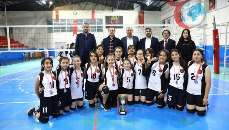 Alaca Belediyespor Küçükler Voleybol Turnuvası’nda İkinci Oldu