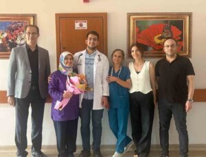Anneler Gününde Doktor Oğlundan Hemşire Anneye Sürpriz