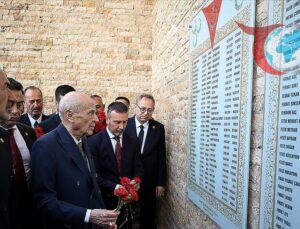Bahçeli’den Ülkücü Şehitler Anıtı’na Anlamlı Ziyaret