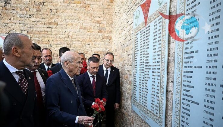 Bahçeli’den Ülkücü Şehitler Anıtı’na Anlamlı Ziyaret