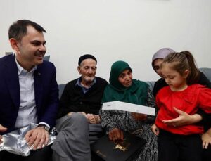 Bakan Murat Kurum Kahramanmaraş’ta depremzedelere yeni evlerinde misafir oldu