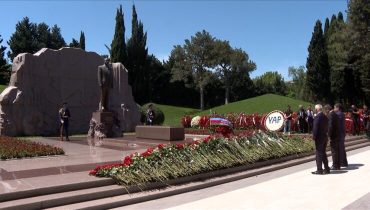 Bakü’de Aliyev’in Kabri Ziyaretçi Akınına Uğradı