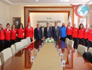 Bayburt Gençlik Merkezi Voleybol Takımı Vali Eldivan’ı Ziyaret Etti