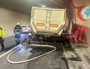 Bilecik Osmangazi Tünelinde Lastiği Yanan Tır Sürücülere Korku Dolu Anlar Yaşattı