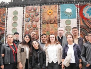 Bursa’da Özel Gereksinimli Gençlerden 8,5 Metrelik Seramik Duvar Pano Projesi