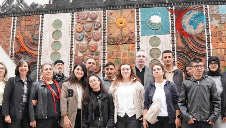 Bursa’da Özel Gereksinimli Gençlerden 8,5 Metrelik Seramik Duvar Pano Projesi