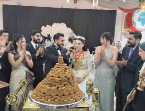 Diyarbakır’da düğün pastası yerine burma kadayıf tercih eden çift büyük ilgi gördü