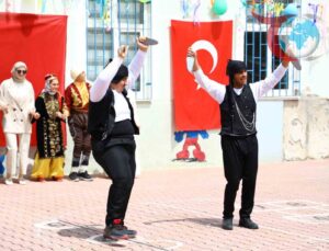 Engelli ve Otizmli Öğrencilerden Muhteşem Sahne Performansı