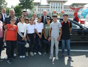 Erdoğan, Şehitler Anıtı’nda Adıyamanlı Çocuklarla Buluştu