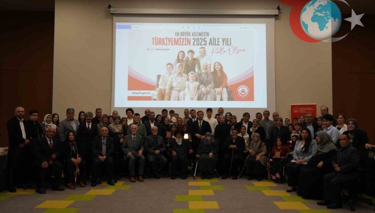 Erzincan Valisi Örnek Ailelere Şilt Takdim Etti