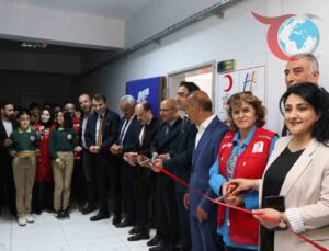 Erzurum Oltu ilçesinde Karabekir Ortaokulu öğrencilerine modern kütüphane