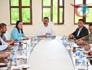 Erzurum Valisi Mustafa Çiftçi, toprak kaymasıyla ilgili bölgede incelemelerde bulundu