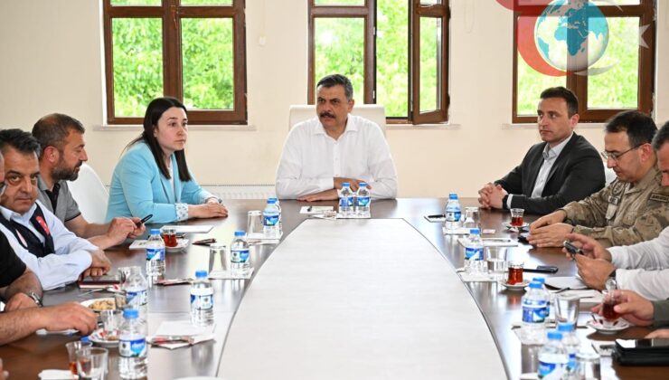 Erzurum Valisi Mustafa Çiftçi, toprak kaymasıyla ilgili bölgede incelemelerde bulundu