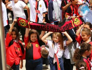 Eskişehirspor Futbolcuları Okulları Ziyaret Etti