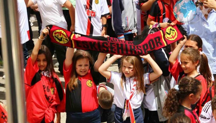 Eskişehirspor Futbolcuları Okulları Ziyaret Etti