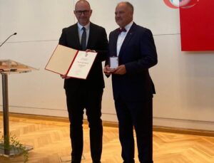 ESOGÜ Prof. Dr. Alpay Hekimler’e Linz İnsanlığa Hizmet Madalyası