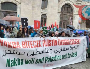 Fatih Sirkeci’de Nakba’nın 77. yılı için Filistin Bayrağı ile Eylem Yapıldı