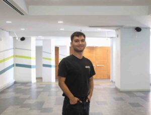 İEÜ Öğrencisi Efe Özçataloğlu İlk Fotoğraf Sergisini Açtı