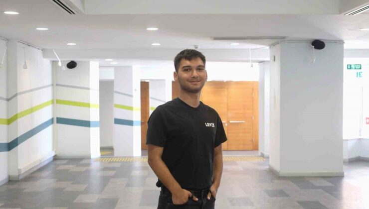 İEÜ Öğrencisi Efe Özçataloğlu İlk Fotoğraf Sergisini Açtı