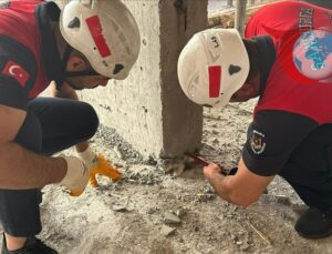 İnşaatta Sıkışan Kedi Yavrusu Betondan Kurtarıldı