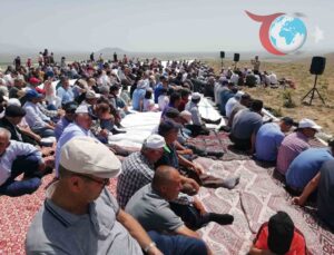 Konya’nın Karapınar ilçesinde vatandaşlar yağmur duasında bulundu