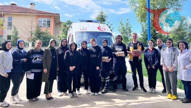 Lise Öğrencilerinden Sağlık Çalışanlarına Sürpriz Ziyaret