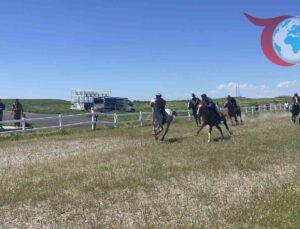 Malazgirt’te Geleneksel At Yarışları Coşkusu